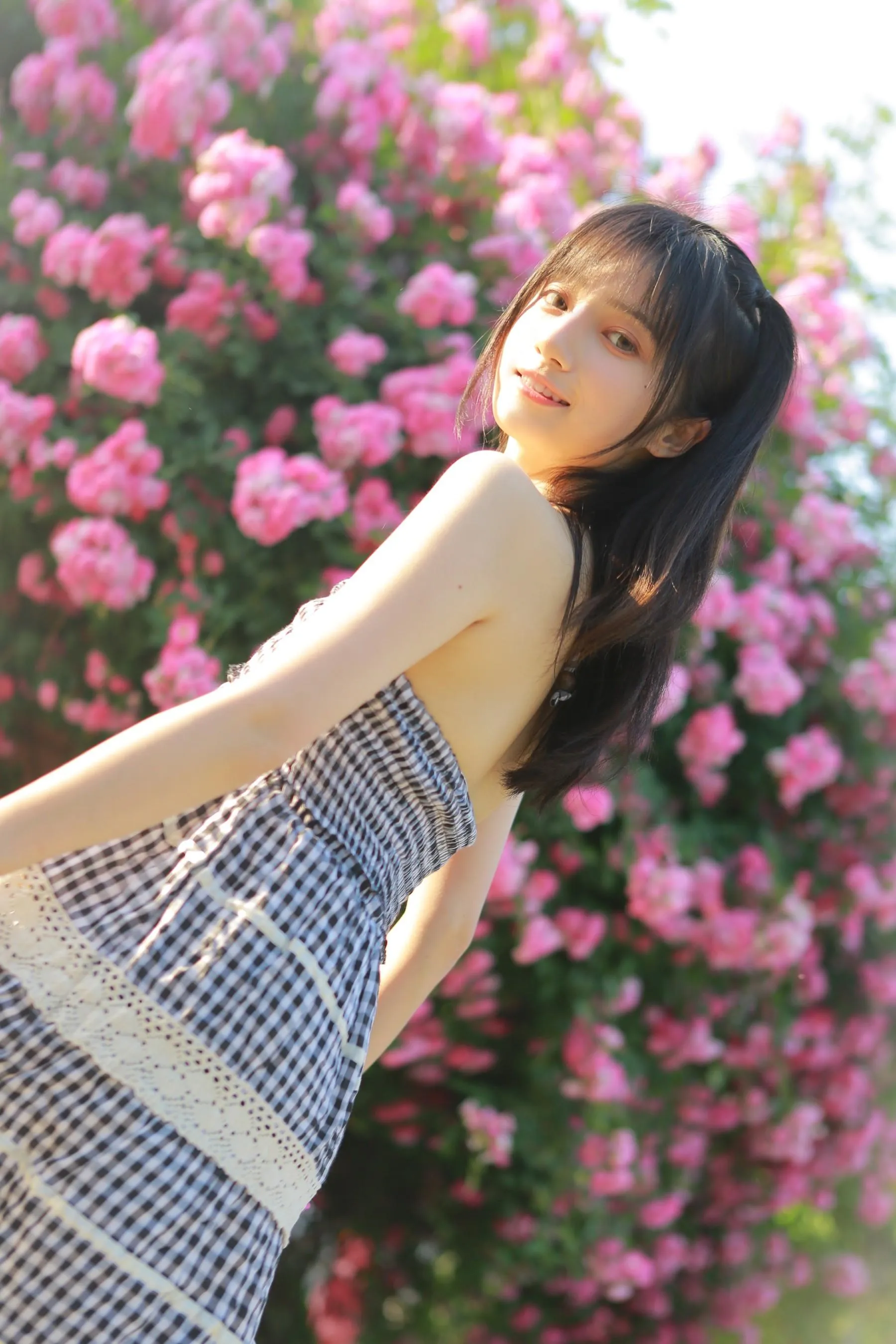[艺图语] 2022.05.18 蔷薇迟开 月半了吧 [28P]插图4